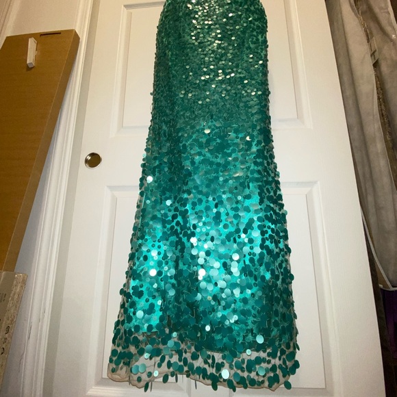 Evening / Prom Gown - Picture 2 of 6